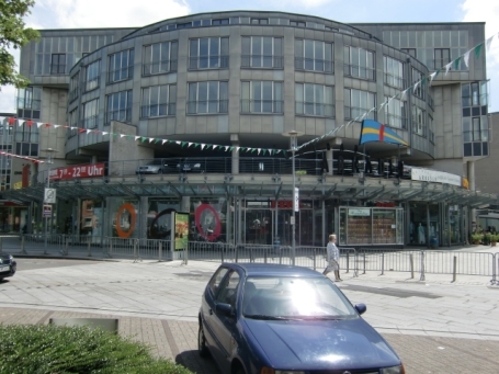 Kaarst : Am Neumarkt, Rathaus-Arkaden, die Gebäude der "Neue Mitte Kaarst" sind mit einer Metall-Glas-Fassade ausgestattet.